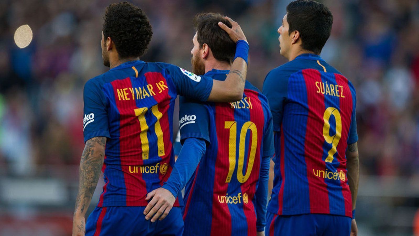 
                <strong>"MSN"</strong><br>
                Lionel Messi, Luis Suarez und Neymar verkörperten wohl wie kein anderes Trio die Offensivkraft des FC Barcelona. In insgesamt 450 Spielen im Zeitraum von 2014 bis 2017 erzielte das Trio "MSN" unglaubliche 364 Treffer. Doch nachdem zunächst Neymar und im Sommer 2020 Suarez gingen, verließ nun in diesem Jahr mit Messi auch der letzte Bestandteil des Traumtrios die Katalanen. Ihre Nachfolger müssen sich nun am Giganten-Trio messen lassen und können dabei wohl nur verlieren. Doch das Potenzial für eine ordentliche Torflut ist zumindest vorhanden. 
              
