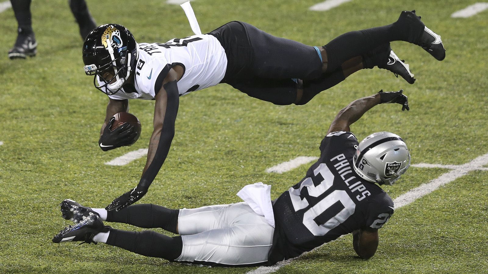 
                <strong>Jacksonville Jaguars (AFC South)</strong><br>
                Die abgelaufene Saison unter dem entlassenen Head Coach Urban Meyer möchte man in Jacksonville wohl am liebsten nur noch vergessen. Die vielleicht wichtigste Position haben die Jaguars mit Doug Pederson besetzt, der Quarterback Trevor Lawrence zum auserkorenen Franchise-Spieler machen soll. Zudem haben die Jags Verstärkung für den Playmaker geholt, unter anderem Christian Kirk oder Zay Jones. Allerdings haben die Indianapolis Colts zuletzt für sich durchaus Luft nach oben gelassen, bei den Tennessee Titans ist eher fraglich, ob sie die vergangene Saison wiederholen können. Wenn Pederson die Mannschaft führt und Lawrence sein Potential ausschöpft, könnten die Jaguars für ein Upset in der AFC South sorgen.
              