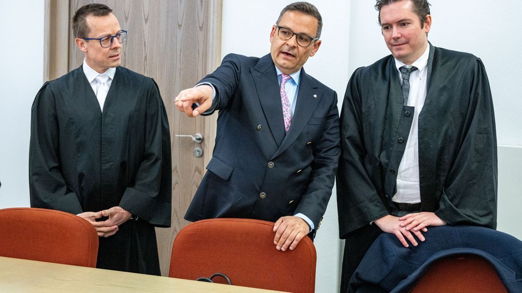 Der österreichische Ex-FPÖ-Politiker Gerald Grosz (Mitte) soll den bayerischen Ministerpräsidenten beleidigt haben. Das Urteil will er erneut nicht akzeptieren.