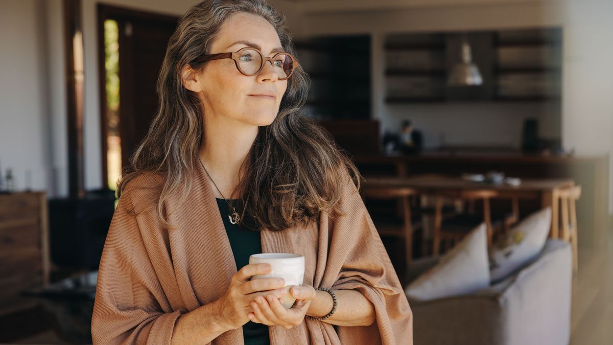 Frau mit Teetasse in der Hand