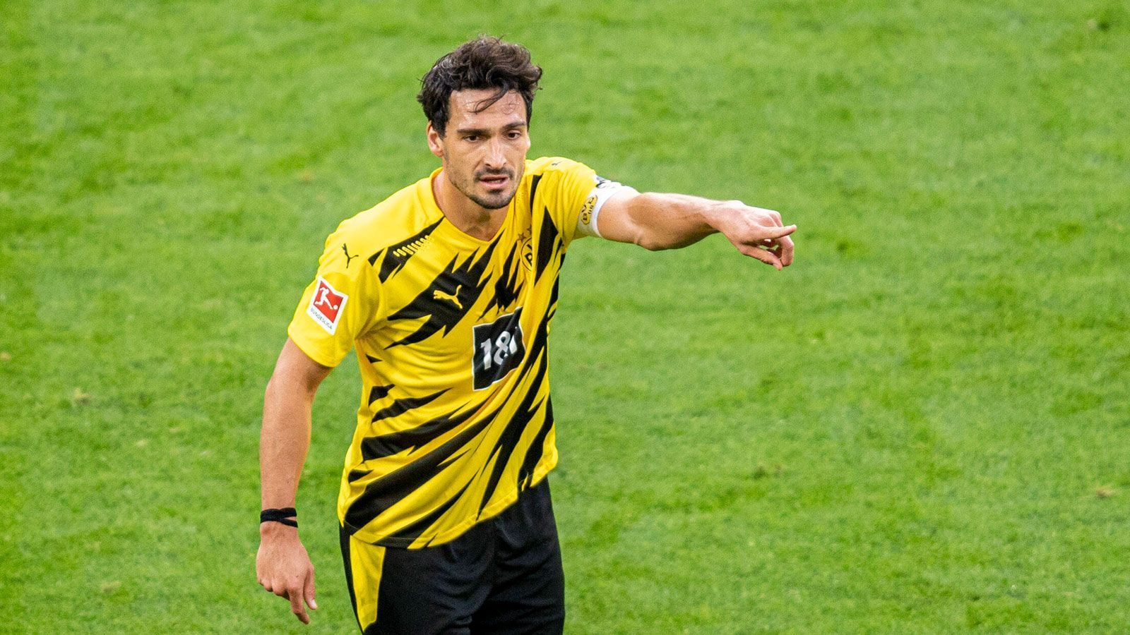 
                <strong>Mats Hummels (Borussia Dortmund)</strong><br>
                Der Vize-Kapitän agiert als erster Spielgestalter, ist dabei zumeist um Kontrolle bemüht und streut seine gefürchteten tiefen Bälle nur sporadisch ein. Allerdings lässt sich Hummels von Lainer vor dessen Schuss düpieren. Im zweiten Durchgang berührt er Thuram im Strafraum durchaus elfmeterreif, das bleibt aber folgenlos. ran-Note: 4
              