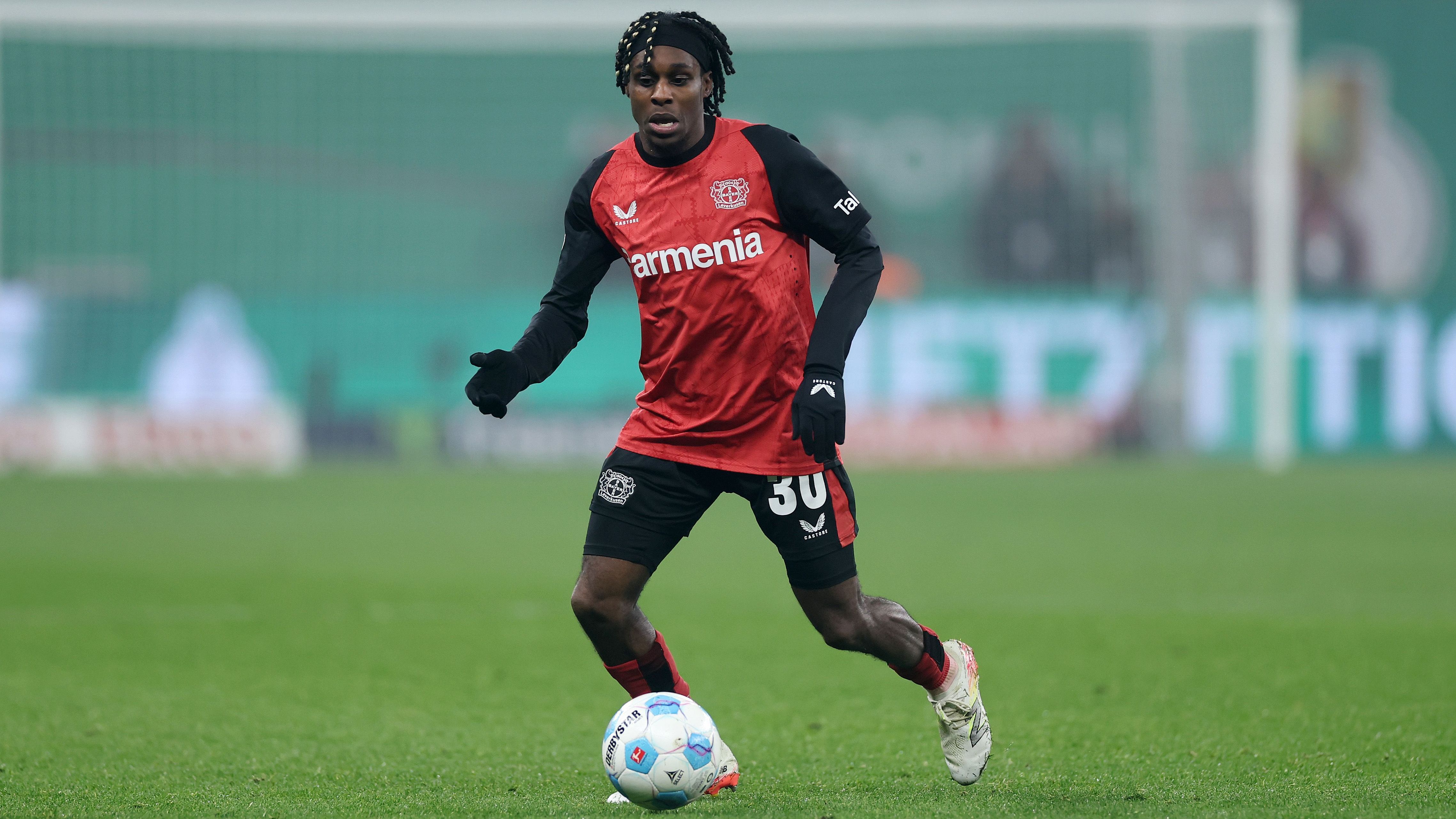 <strong>Jeremie Frimpong (Bayer Leverkusen)</strong><br>... steht offenbar auch Jeremie Frimpong auf der Wunschliste von ManCity-Coach Pep Guardiola. Bei beiden Spielern sollen die Chancen trotz anderer Interessenten - auch um den rechten Schienenspieler gab es in der Vergangenheit immer wieder Wechselgerüchte - sehr gut stehen. Günstig wäre der Doppel-Transfer aber keinesfalls. So soll der amtierende englische Meister bereit sein, 170 bis 200 Millionen Euro an den Rhein zu überweisen.