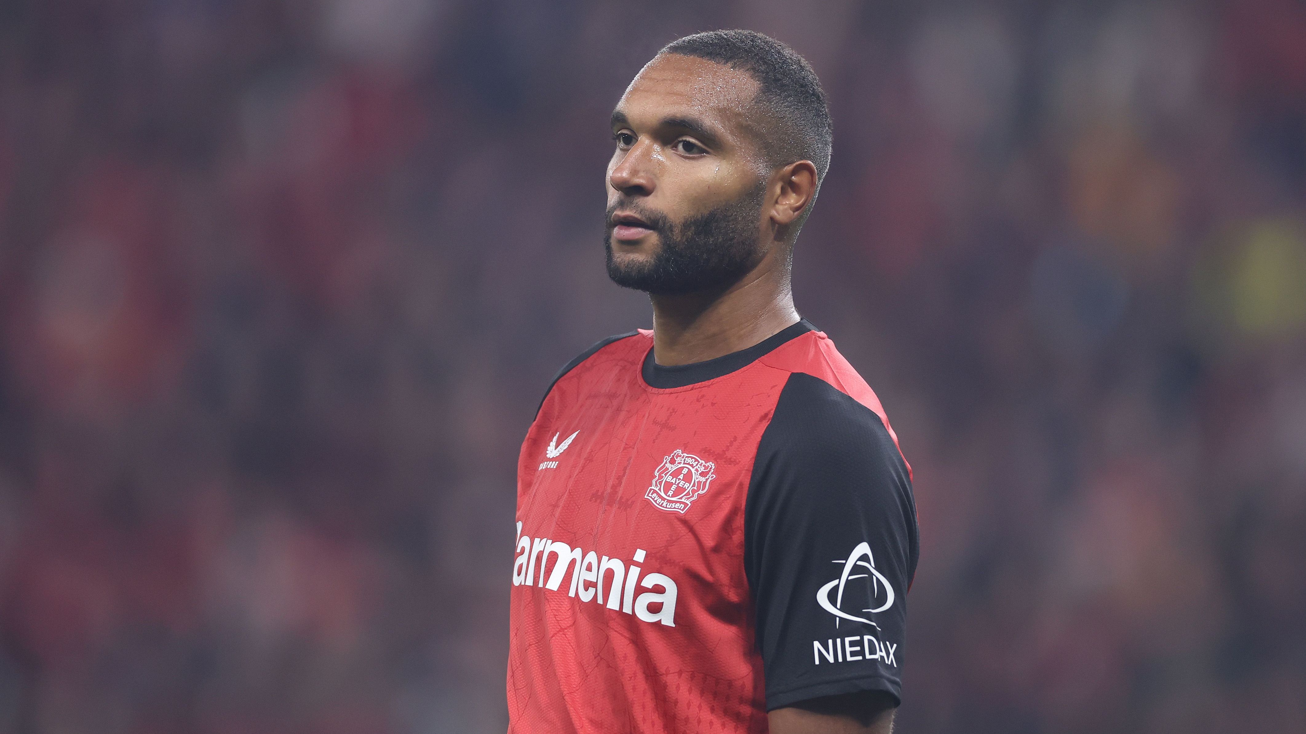 <strong>Jonathan Tah (Bayer Leverkusen)</strong><br>Wie die spanische Zeitung "AS" berichtet, soll Jonathan Tah einer der Top-Kandidaten der "Königlichen" sein. Der 28-Jährige steht noch bis 2025 in Leverkusen unter Vertrag, entsprechend könnte man auf eine vergleichsweise geringe Ablösesumme hoffen. Tahs Berater Pini Zahavi erklärte jüngst in der "Sport Bild": "Jetzt ist die Situation ganz einfach: Jonathan geht im nächsten Sommer zu einem großen Verein."