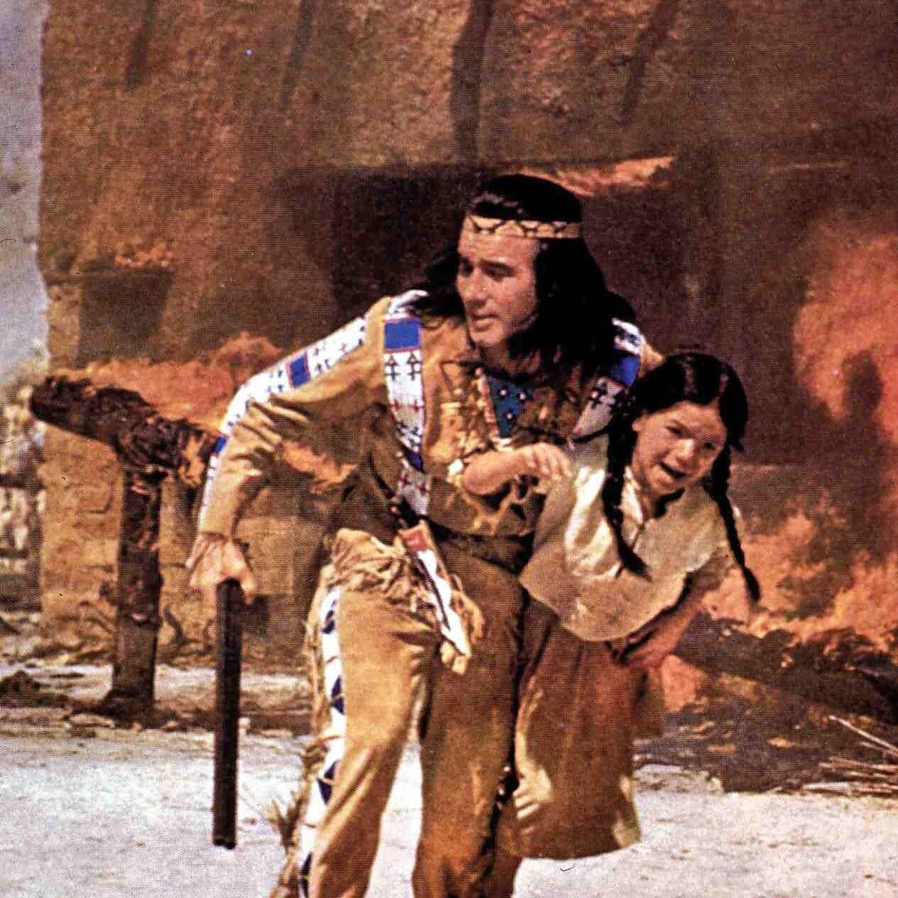 Winnetou Und Sein Freund Old Firehand (1966) Pierre Brice In letzter Sekunde rettet Winnetou (Pierre Brice) ein kleines Maedchen aus den Flammen.