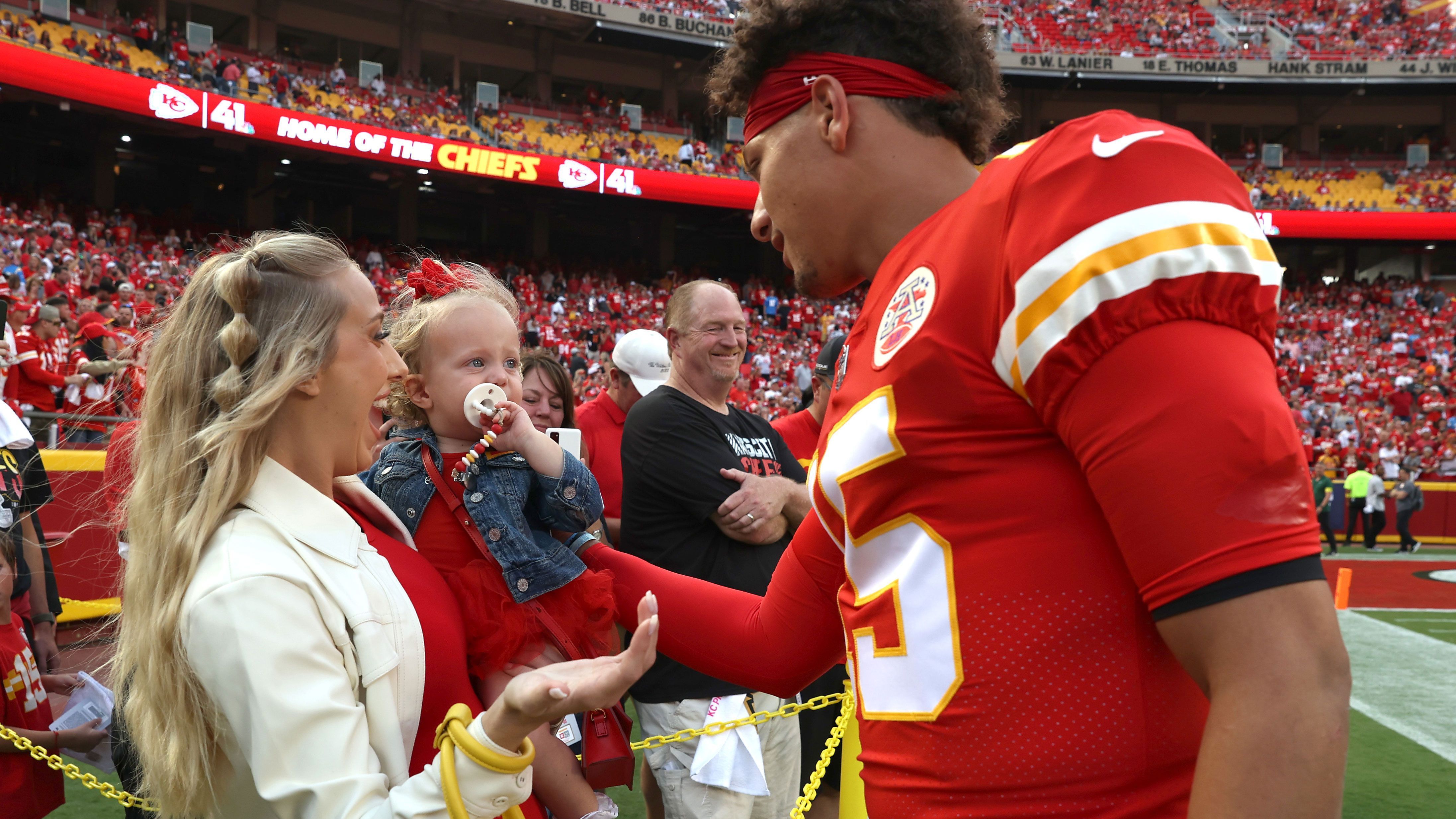 
                <strong>Familie sorgt für Schlagzeilen</strong><br>
                Das Umfeld von Patrick Mahomes sorgte in der vergangenen Saison eher für negative Schlagzeilen. Bruder Jackson Mahomes liefert regelmäßig fragwürdige Beiträge in den sozialen Medien. Frau Brittany sorgte beim Playoff-Spiel gegen die Buffalo Bills für Unmut, als sie aus der Loge heraus Champagner auf den Chiefs-Fans verteilte. Nichtsdestotrotz sind Patrick und Brittany seit März dieses Jahres verheiratet, haben bereits eine gemeinsame Tochter und erwarten in den kommenden Monaten einen Sohn.
              