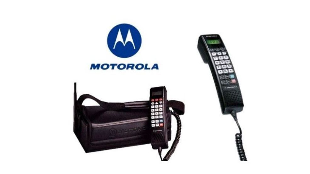 
                <strong>Der Motorola Phone Bag kommt auf den Markt</strong><br>
                Im Jahr 1994 veröffentlichte die Firma Motorola einen Rucksack mit einem Telefon sowie einem Hörer. Eine Ära, in der Handys weder erschwinglich noch verbreitet waren. Der Phone Bag setzte sich überraschenderweise nicht durch, die Marke Motorola existiert heute in dieser Form nicht mehr.
              