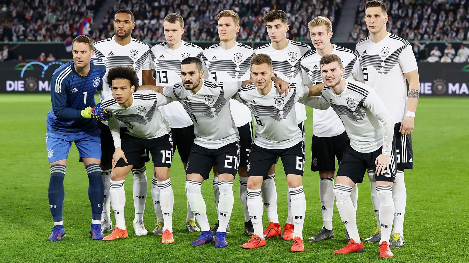 
                <strong>Eine runderneuerte deutsche Mannschaft im ersten Länderspiel des Jahres  </strong><br>
                Das erste Länderspiel nach der Ära von Thomas Müller, Jerome Boateng und Mats Hummels hinterließ einen durchwachsenen Eindruck. Die deutsche Nationalmannschaft erlebte gegen Serbien eine schwache 1. Halbzeit, kam aber in der 2. Halbzeit stark zurück. Der Endstand: 1:1. ran.de nimmt sich die deutschen Nationalspieler in der Einzelkritik vor.
              