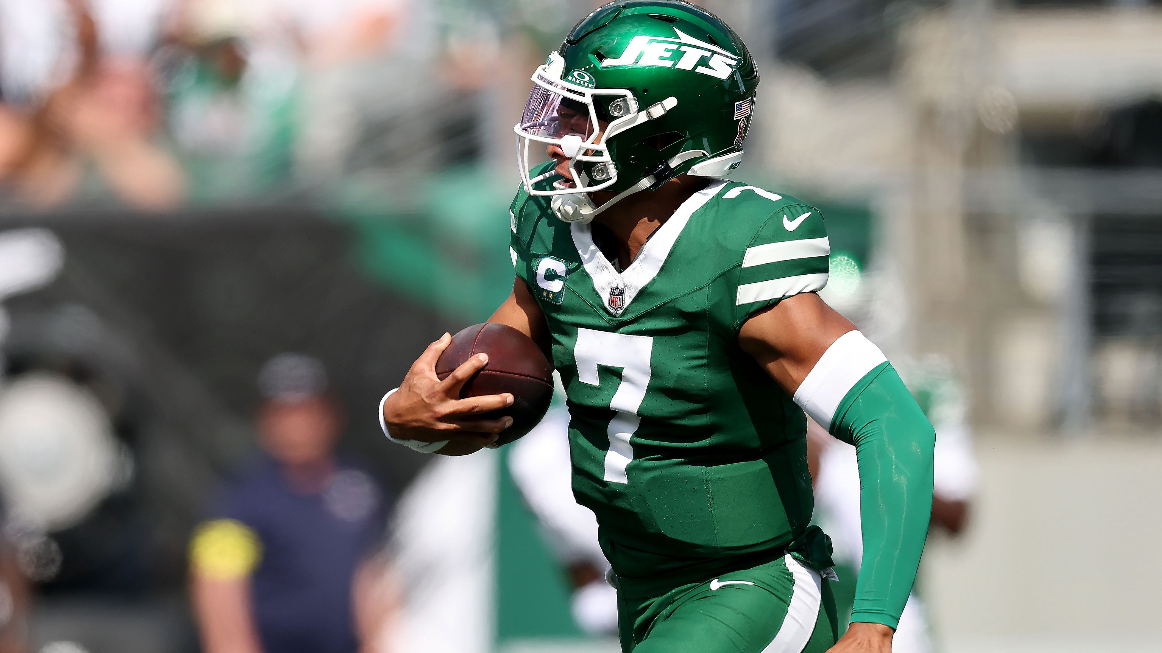 <strong>Justin Fields (New York Jets)</strong><br>Die Rückkehr von Quarterback Justin Fields bei den New York Jets rückt näher. Zwar bestätigte Head Coach Aaron Glenn, dass der 26-Jährige nach seiner Gehirnerschütterung noch immer das gesamte Concussion Protocoll durchlaufen müsse. "Aber mir gefällt, wo er aktuell steht", sagte Glenn. Ein Einsatz im Monday Night Game bei den Miami Dolphins erscheint denkbar.
