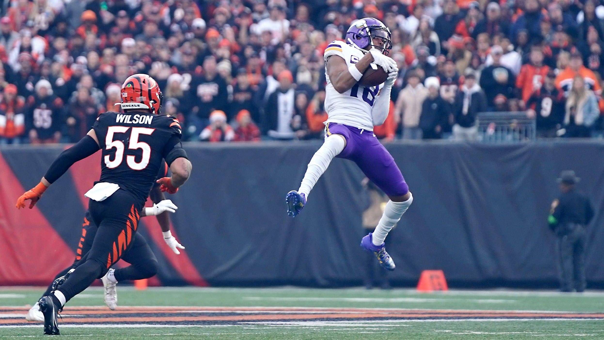 <strong>Cincinnati Bengals at Minnesota Vikings 17:14</strong><br>Beide Starting-Quarterbacks, Joe Burrow und Jake McCarthy, fallen verletzt aus. Bei den Bengals übernimmt Jake Browning, bei den Vikings der erfahrene Journeyman Carson Wentz. Beide tun sich schwer, ihre Superstar-Receiver Ja’Marr Chase und Justin Jefferson ins Spiel einzubinden. Am Ende entscheidet ein Field Goal für die Vikings die Partie und bringt den knappen Sieg.