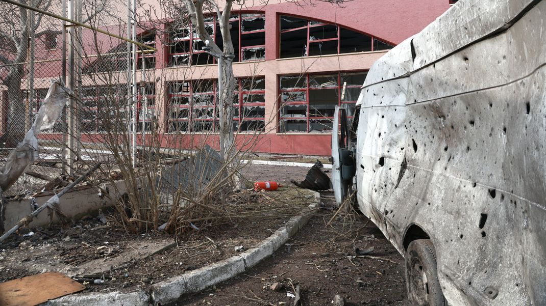 Odessa: Schrapnelllöcher in einem Lieferwagen vor einem Schwimmbadgebäude auf dem Trainingsgelände des FC Chornomorets Odesa, das durch einen russischen Drohnenangriff beschädigt wurde (Archivbild).