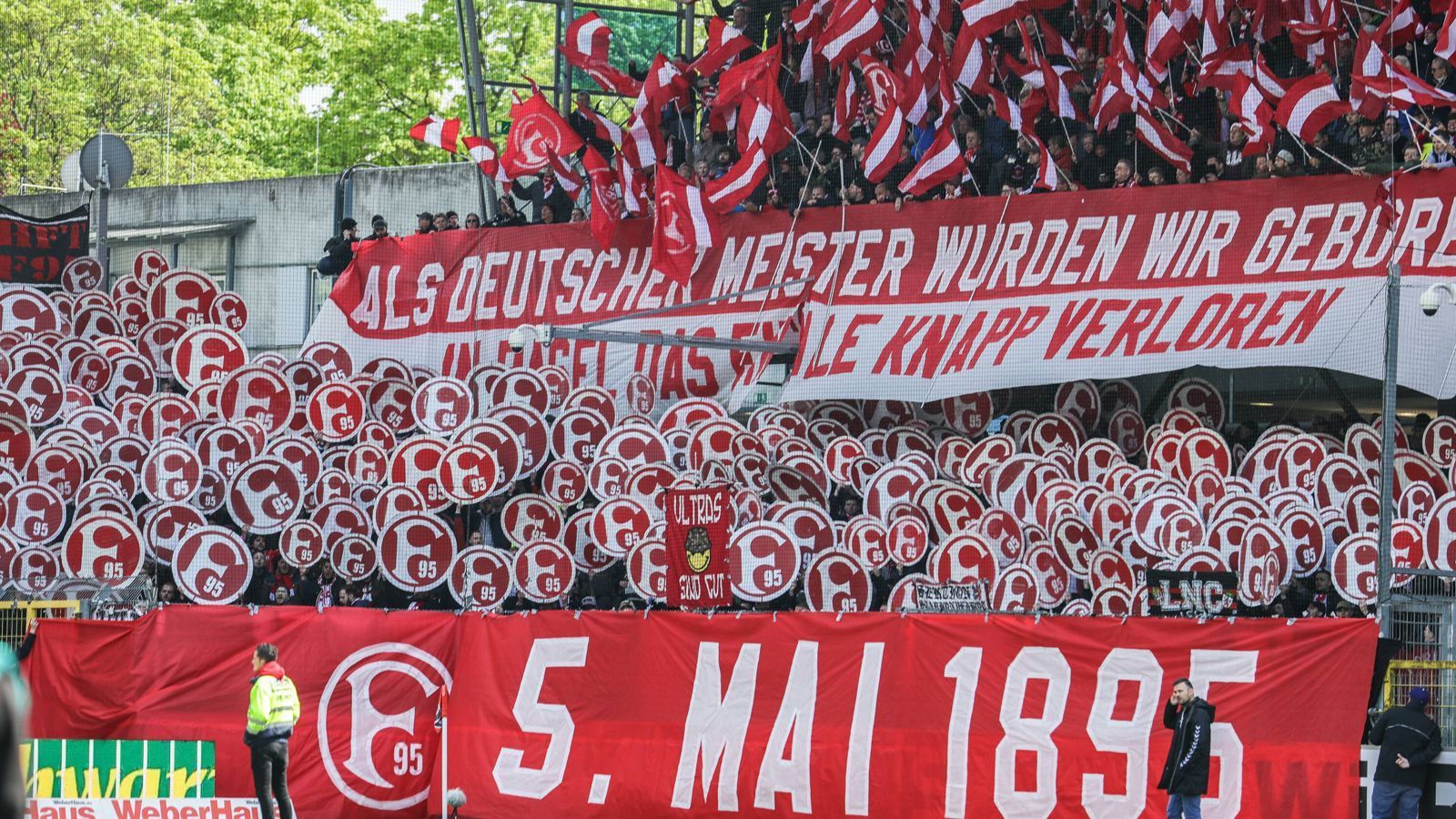 
                <strong>Platz 13 - Fortuna Düsseldorf</strong><br>
                Gesamtstrecke bei allen 17 Bundesliga-Auswärtsfahrten: 5.567 KilometerDurchschnittliche Strecke pro Auswärtsfahrt: 327 Kilometer
              