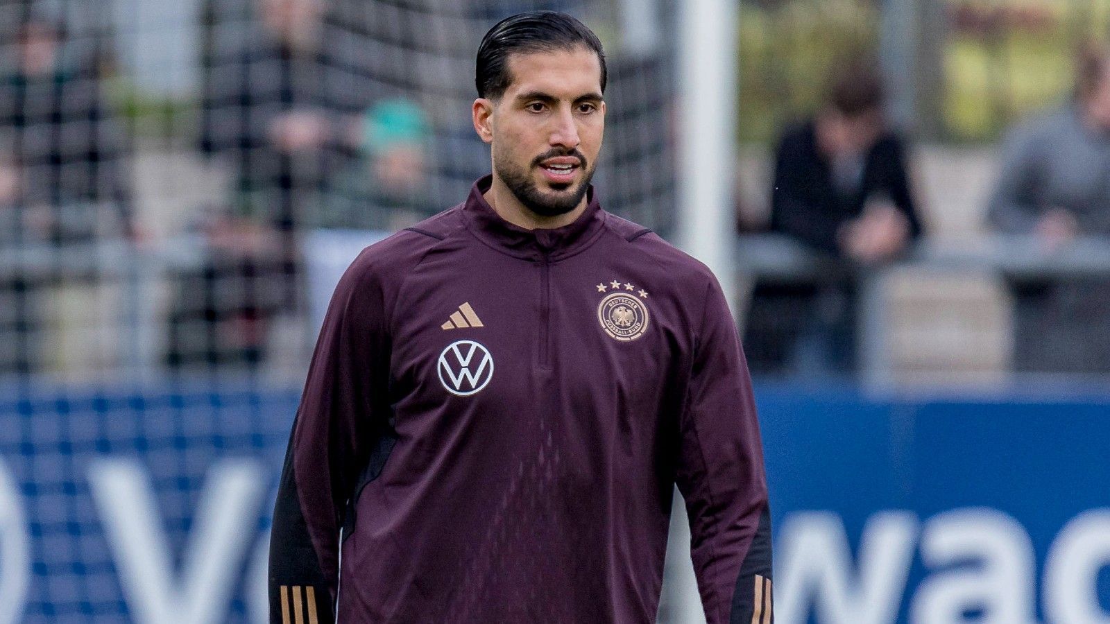 
                <strong>Emre Can (Borussia Dortmund)</strong><br>
                Fast zwei Jahre nach seinem bislang letzten Länderspiel könnte der BVB-Profi sein Comeback für den DFB feiern. Schon vor der WM in Katar hatte Flick dem defensiven Mittelfeldspieler Hoffnung auf eine Rückkehr gemacht, das verriet Can auf einer Presskonferenz. Und die Leistungen seitdem stimmten. In elf von zwölf Pflichtspielen stand er bei den Schwarz-Gelben in der Startelf, zehn Spiele absolvierte er über die volle Spielzeit. Im Vergleich zum Saisonbeginn hat sich seine Leistung enorm gesteigert - nun erntet er die Früchte seiner Arbeit. Formbarometer: Topform
              