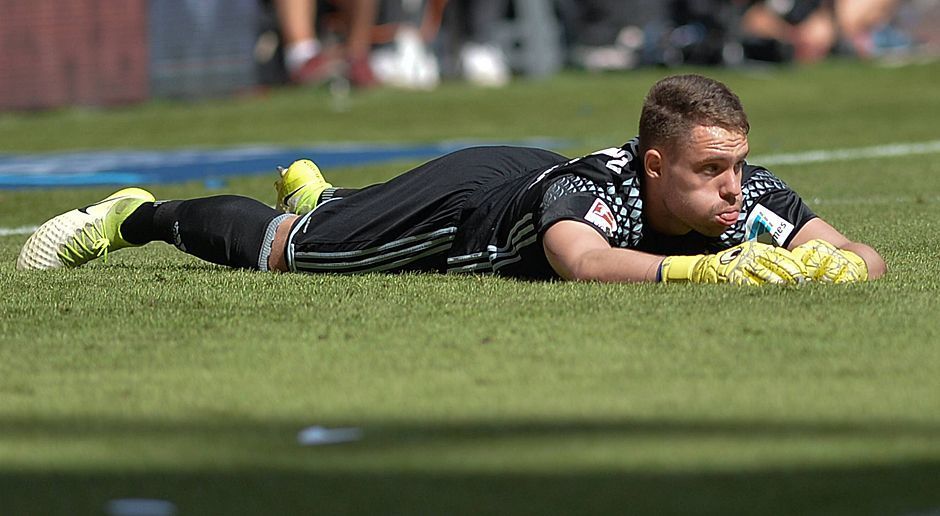 
                <strong>Torwart-Situation</strong><br>
                So kam in der abgelaufenen Saison auch der aus Darmstadt geholte Christian Mathenia zu 14 Liga-Einsätzen. Dabei bewies der 25-Jährige mehrmals seine Klasse und bewahrte den HSV mit tollen Paraden beim 1:1 auf Schalke sowie dem 2:1 gegen Wolfsburg vor der Relegation. Die Klub-Bosse dürften wohl keine Bauchschmerzen haben, mit Mathenia als Nummer eins in die kommende Saison zu gehen.
              