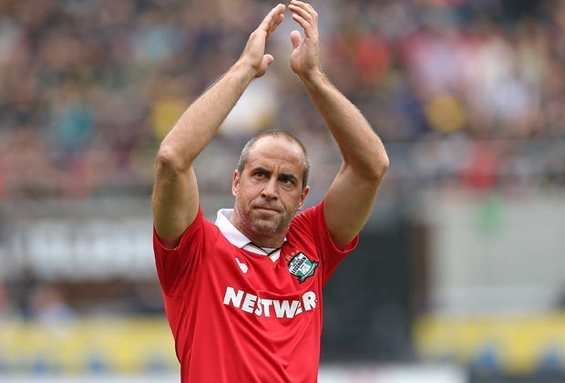
                <strong>Stefan Beinlich</strong><br>
                Stefan Beinlich startete seine Profikarriere bei Aston Villa, erst später wechselte er in die Bundesliga und spielte für Rostock, Hamburg, Hertha und Leverkusen. Fünf Länderspiele stehen in sener Vita.
              