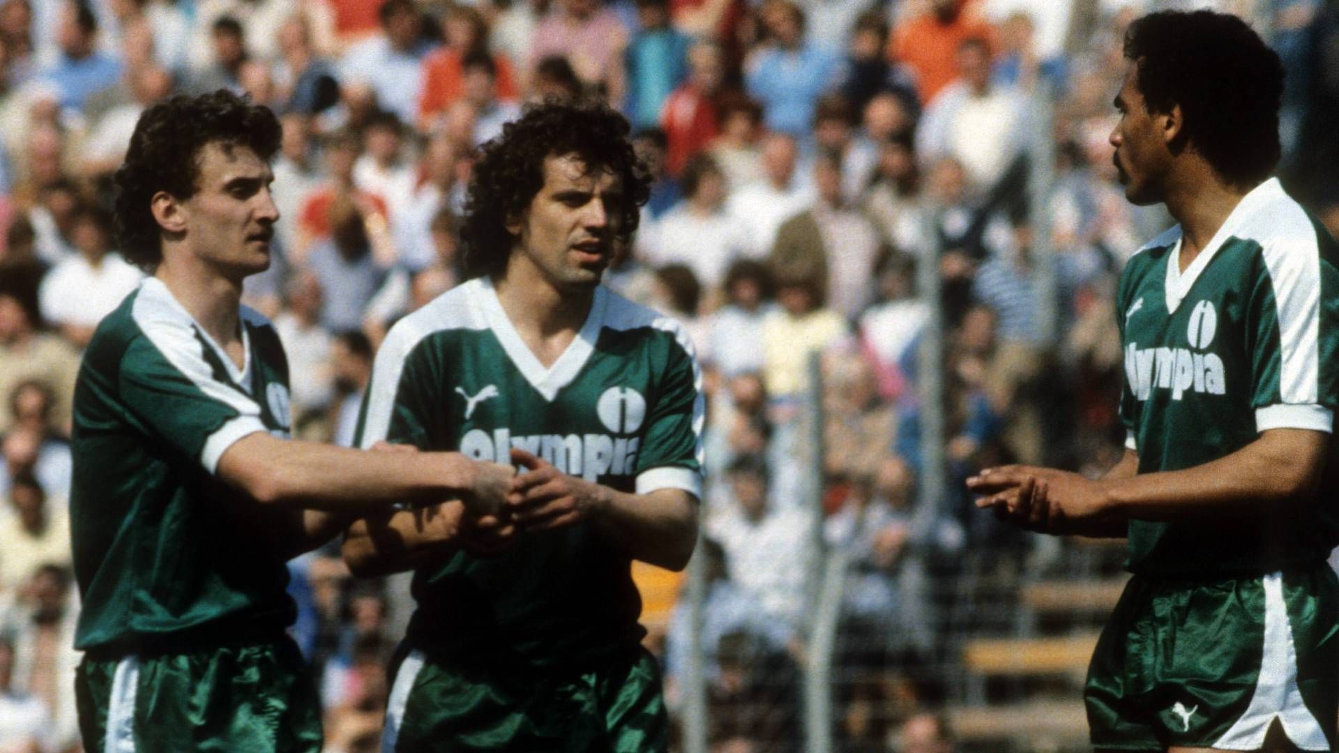 
                <strong>Acht Siege: Werder Bremen (18. März 1983 bis 13. Mai 1983)</strong><br>
                Eine Erfolgsserie mit einem bitteren Beigeschmack. Die Bremer befanden sich in der Saison 1982/83 im Titelduell mit dem großen Rivalen Hamburger SV, die beiden Teams trieben sich gerade in der Schlussphase der Saison von Sieg zu Sieg. Von den letzten zehn Spielen der Saison gewann Bremen nur eine Partie nicht, nämlich am 13. Mai in Leverkusen (1:1). Dieser Punktverlust war jedoch bereits zu zu viel, am Ende kamen der HSV und Bremen punktgleich ins Ziel, Hamburg hatte aber die bessere Tordifferenz.
              