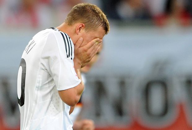 
                <strong>Lukas Podolski</strong><br>
                Auch für Lukas Podolski ist es bei der EM 2008 alles andere als ein leichtes Spiel gegen sein Heimatland Polen. Der Offensiv-Star schnürt einen Doppelpack und sagt nach dem Spiel: "Ich habe aus Respekt für Polen nicht gejubelt"
              