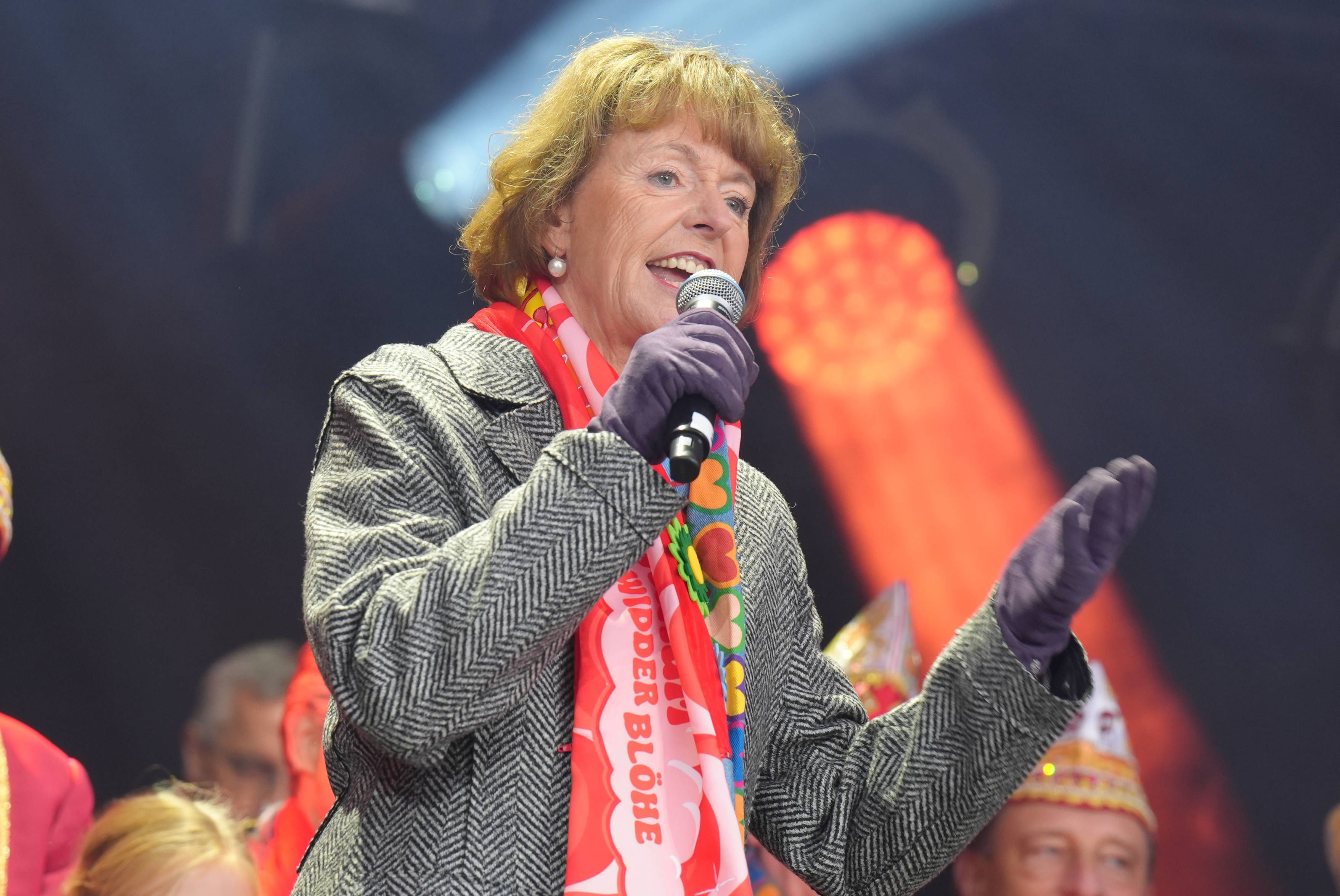 Auch die parteilose Oberbürgermeisterin Henriette Reker ergriff das Wort. Der Karneval komme angesichts der Weltlage zur rechten Zeit.