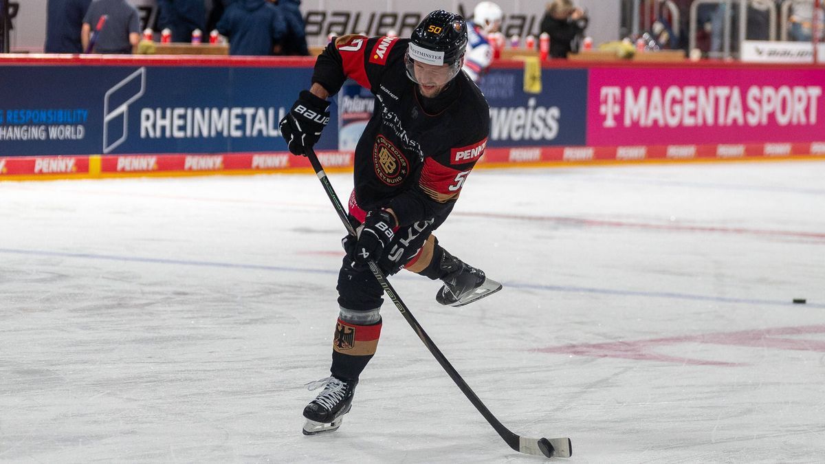04.05.2025, Eishockey: Laenderspiel, Saison 2024 2025, Testspiel, Deutschland - USA im PSD Bank Dome in Duesseldorf. Patrick Hager (Deutscher Eishockey Bund, 50) setzt zum Schuss an. Foto: Kirchner...