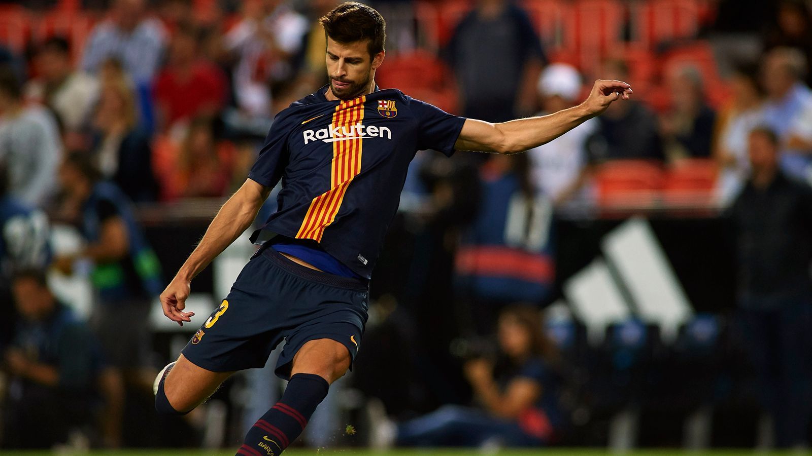 
                <strong>Abwehr - Gerard Pique</strong><br>
                Verein: FC BarcelonaFrüherer Verein: Manchester UnitedErfolge (unter anderem): 7x spanischer Meister, 6x spanischer Pokalsieger, 1x englischer Meister, 1x englischer Ligapokal-Sieger, 4x Champions-League-Sieger, 1x Weltmeister, 1x Europameister
              