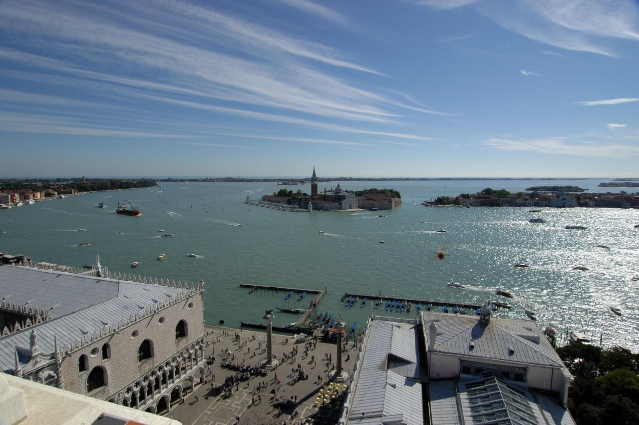 Zwischen Festland und Meer: Die Lagune von Venedig bietet eine rund 500 Quadratkilometer große Wasserfläche für (kulturelle) Manöver im Nordosten Italiens. Die Fahrt mit dem Hausboot beginnt in Chioggia. Man passiert die Fischerdörfer Pellestrina und Malamocco, bevor in der Ferne der Hot Spot auftaucht: der Markusplatz mit Dom und Dogenpalast. Um die Pfahl-Stadt zu besichtigen, muss man das Boot an einer Anlege-Stelle außerha