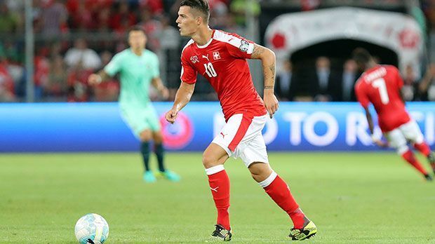 
                <strong>06.09.2016: Schweiz vs. Portugal - Gelb-Rot</strong><br>
                Den vorzeitigen Gang zum Duschen hatte der 24-Jährige erst einen Monat zuvor erlebt. Diesmal im Dress der Schweizer Nationalmannschaft in der WM-Qualifikation gegen Portugal. In der Nachspielzeit sah Xhaka bei einem Versuch der Balleroberung zum zweiten Mal die Gelbe Karte. Der Grund: Er trat Adrien Silva - wohl eher unabsichtlich - in dessen bestes Stück. 
              