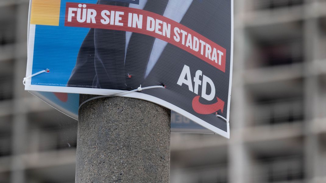 Ein Wahlplakat der AfD zur Kommunalwahl vor einem Neubaublock in Halle/Saale.