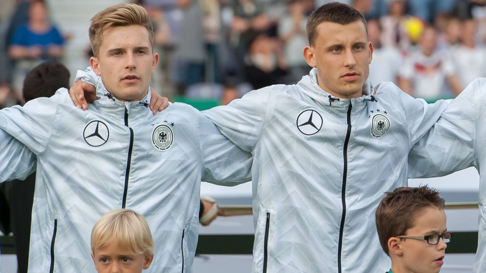 
                <strong>DFB-Team mit dem einzigen Brüderpaar bei EM-Endrunde</strong><br>
                Mit den beiden Bremern Johannes (li.) und Maximilian Eggestein (re.) steht im deutschen Kader für die EM 2019 auch das einzige Brüderpaar. 
              