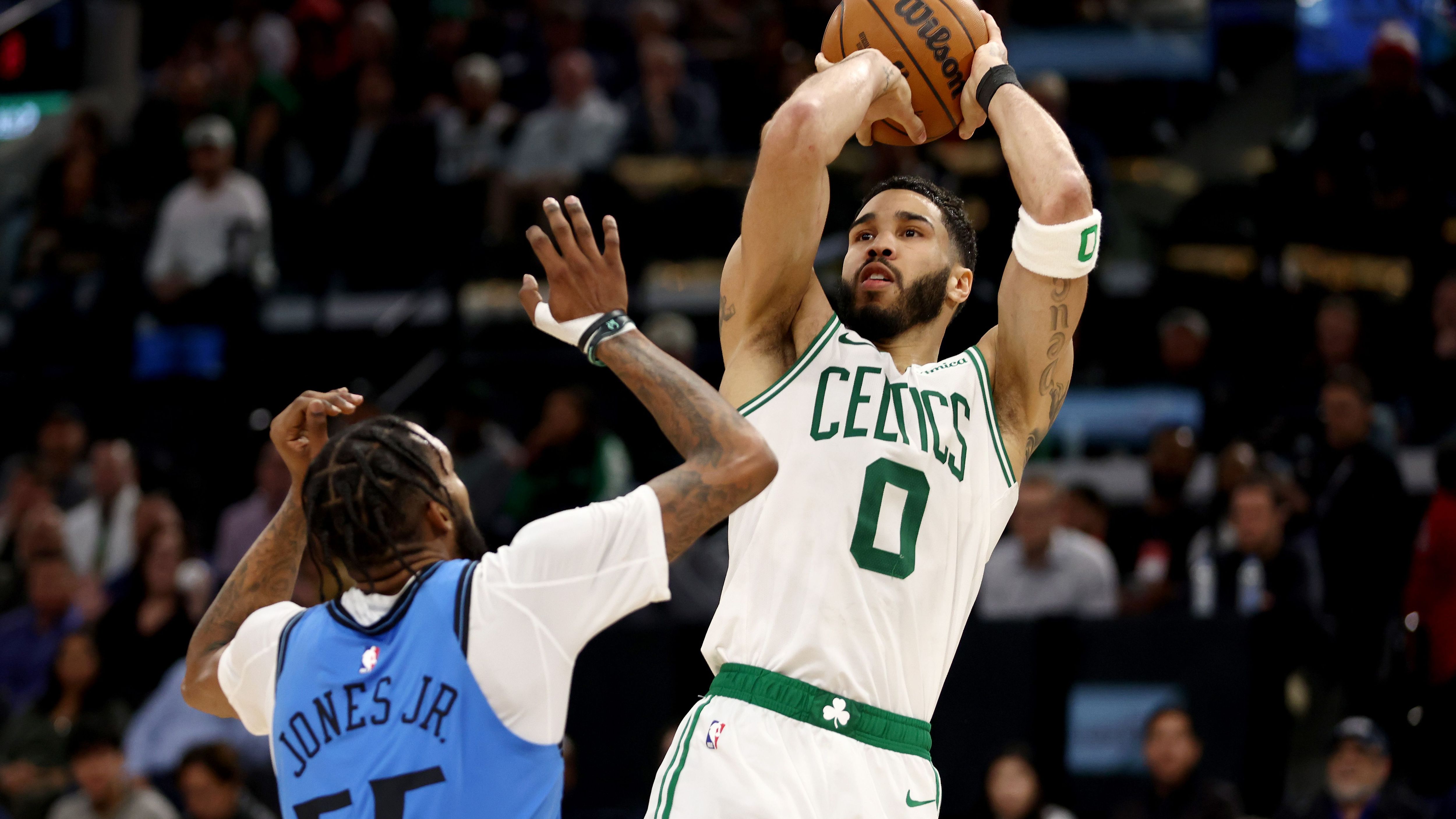 <strong>Jayson Tatum (Eastern Conference) - Starter</strong><br><strong>Team:</strong> Boston Celtics<br><strong>Position:</strong> Forward<br><strong>All-Star-Nominierungen (vor 2025):</strong> 5<br><strong>Größte Erfolge:</strong> 1x NBA-Champion, 3x All-NBA First Team, 1x All-NBA Third Team, 2x Olympia-Gold mit den USA