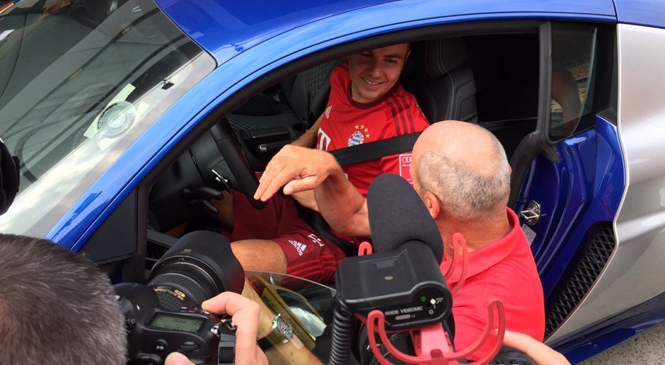 
                <strong>Der FC Bayern auf China-Tour</strong><br>
                Mario Götze nimmt schon einmal hinter dem Steuer Platz. Der Weltmeister ist richtig begeistert: "Das ist mal etwas anderes. Gerade, wenn man es selbst probieren kann. Es ist eine gute Alternative zum Training", sagt Götze.
              