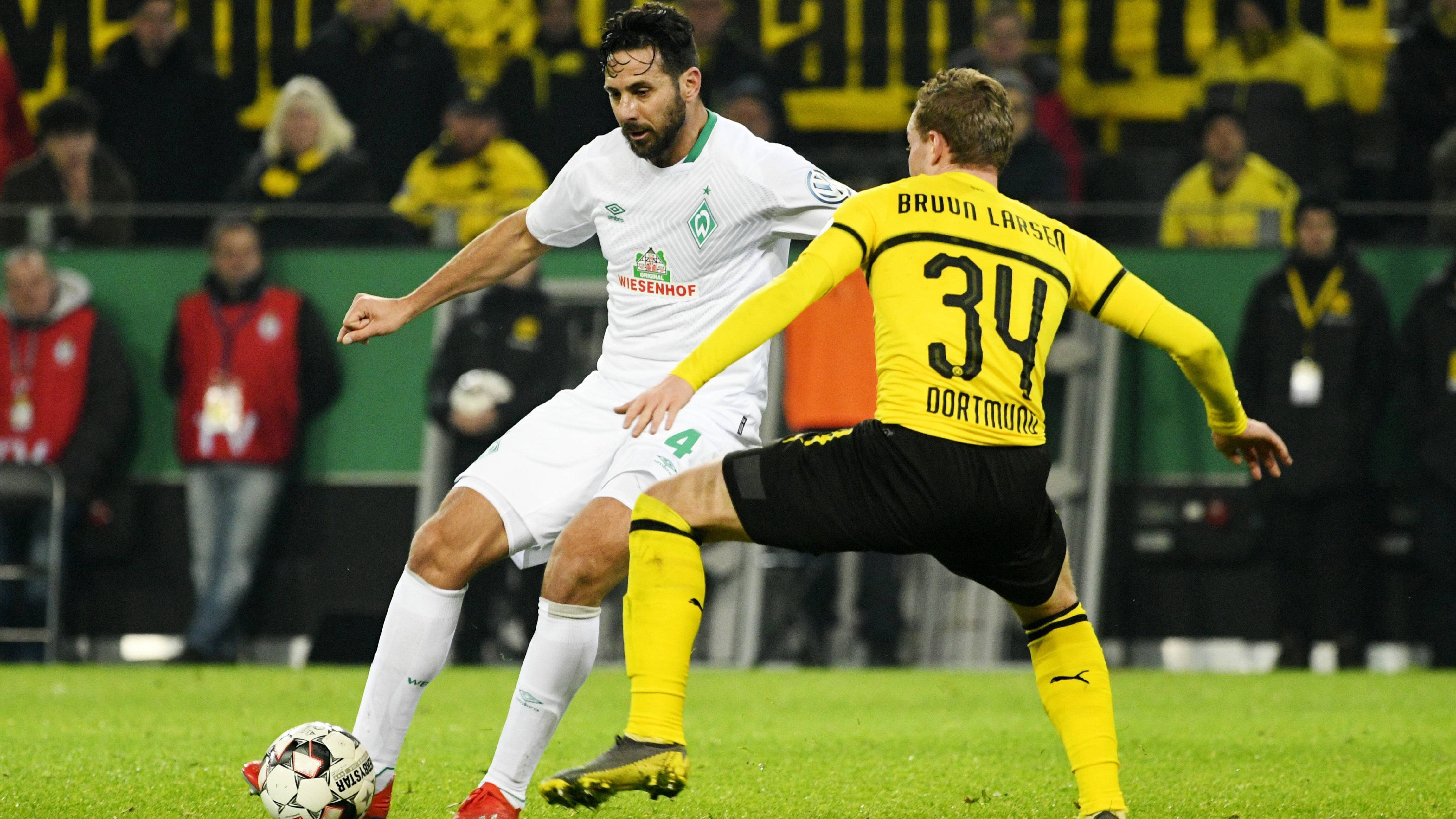 
                <strong>SV Werder Bremen vs. BVB </strong><br>
                Am 32. Spieltag kommt es bereits zum dritten Duell in dieser Saison zwischen Borussia Dortmund und dem SV Werder Bremen. Erstmals findet das Spiel jedoch im Bremer Weserstadion statt: Zuvor gewann Dortmund das Liga-Duell am 15. Spieltag mit 2:1, im Achtelfinale des DFB-Pokals unterlagen die Schwarz-Gelben den Bremern mit 2:4 nach Elfmeterschießen. Nun wollen Pizarro und Co. den Dortmundern auch im Titelkampf einen Strich durch die Rechnung machen und selbst wichtige Punkte für Europa sammeln.    
              