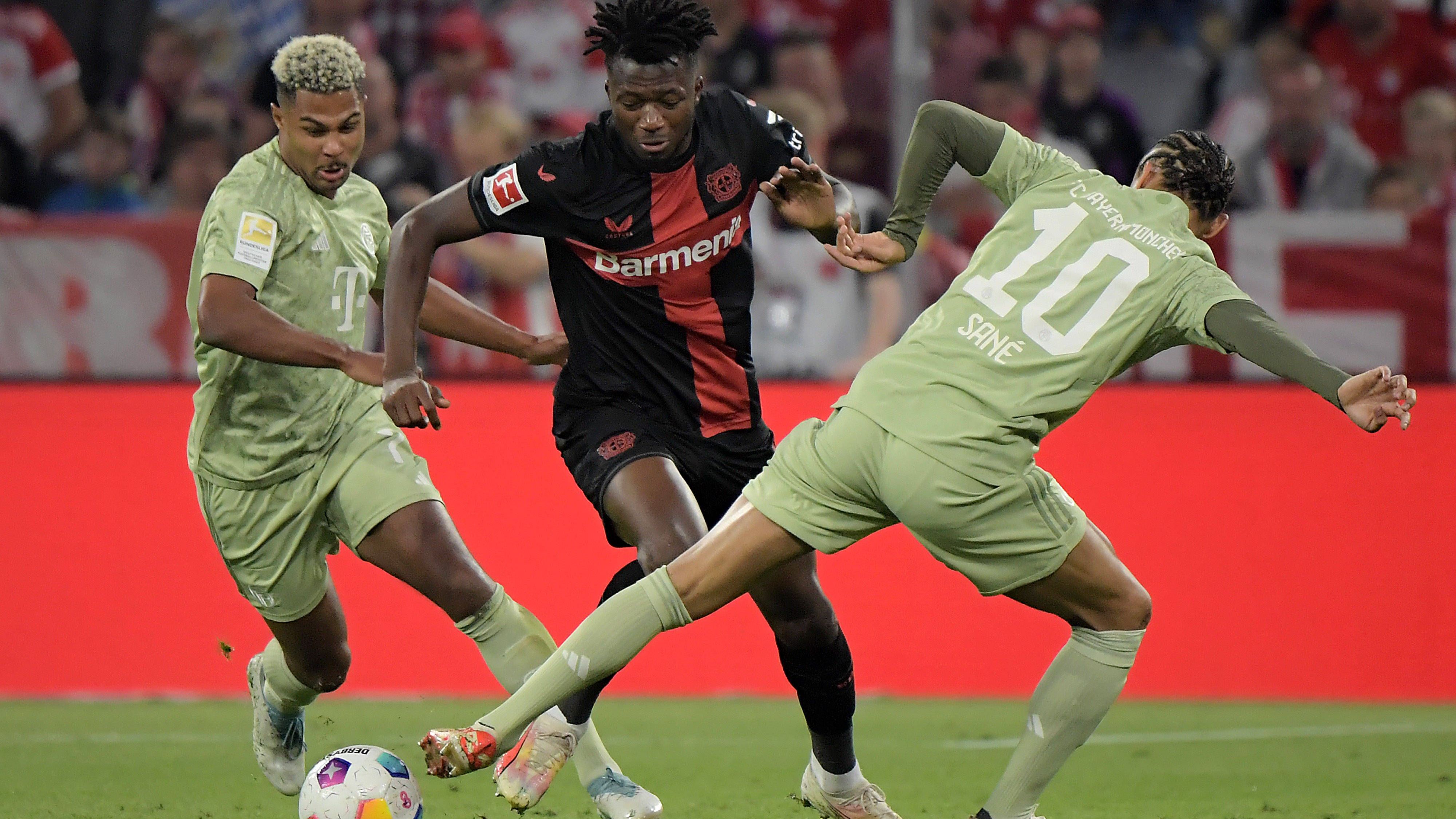 <strong>Edmond Tapsoba</strong><br>Für Tapsoba ist es ein Abend zwischen Licht und Schatten. Zunächst verlängert er beim 0:1 unglücklich auf Harry Kane. Anschließend stabilisiert sich Tapsoba. Teilweise verteidigt er auch recht hoch und hat so Ballgewinne weit in der gegnerischen Spielhälfte. So leitet er eine Boniface-Großchance ein. In der 80. Minute rettet er im Strafraum stark gegen Musiala. <strong><em>ran</em>-Note: 3</strong>