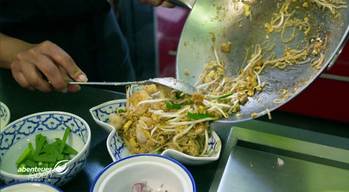 Phad Thai Gung: Gebratene breite Bandnudeln mit Shrimps