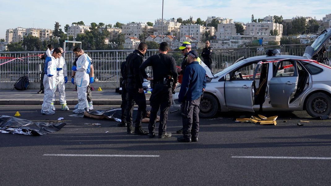 Zwei mutmaßlich palästinensische Attentäter haben an einer Bushaltestelle in Jerusalem zwei Menschen erschossen und wurden daraufhin selbst getötet.