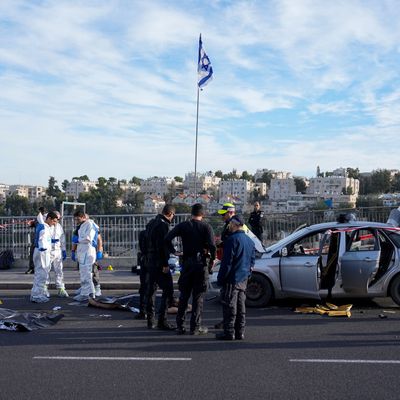 Attentäter erschießen zwei Menschen an  Bushaltestelle in Jerusalem