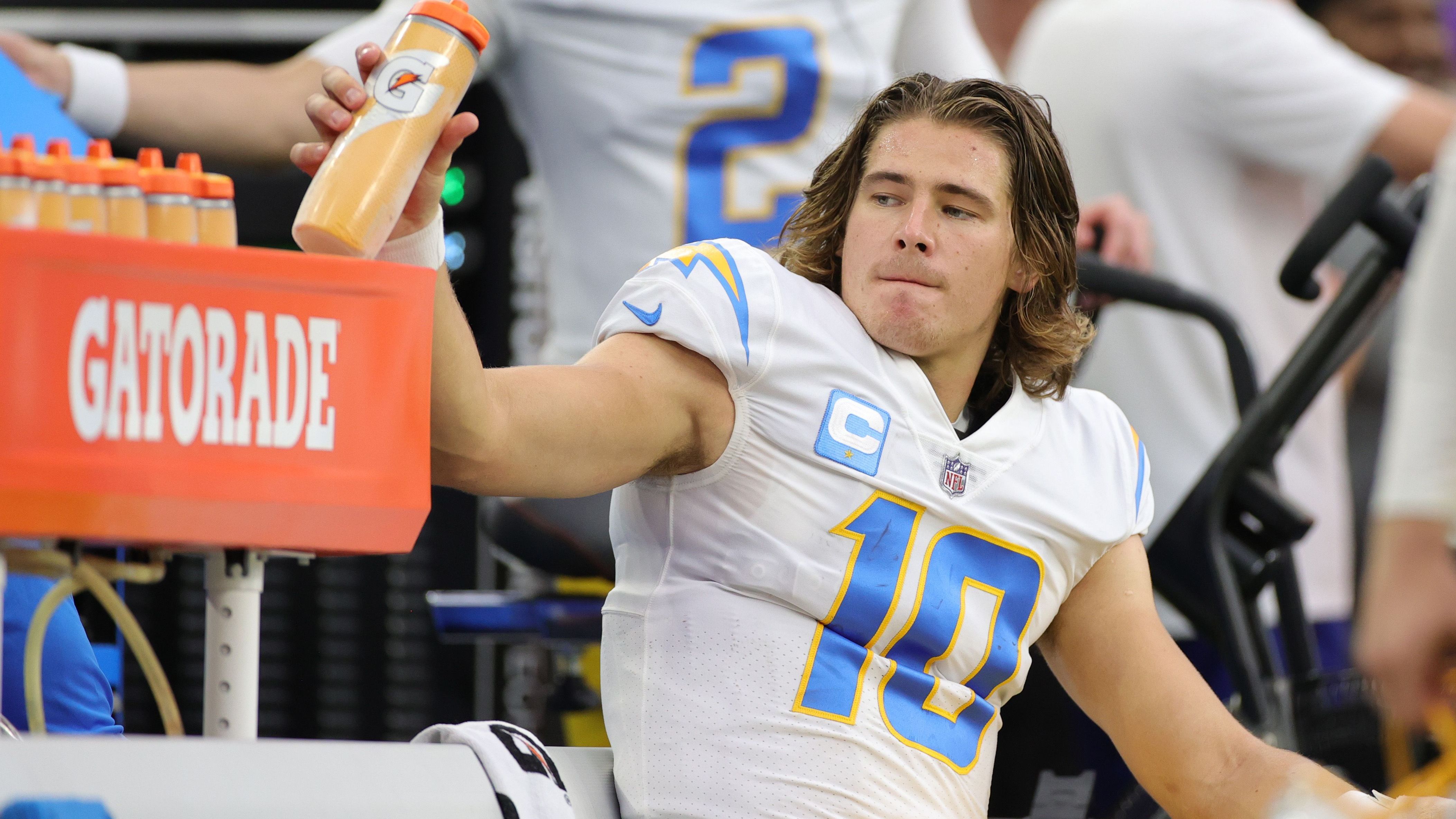 <strong>Los Angeles Chargers: Justin Herbert (2021; 38 TDs)</strong><br>Es war eine Saison von Justin Herbert, die große Hoffnungen bei den Chargers-Fans weckte. Er warf nicht nur 38 Touchdowns, sondern knackte auch die Marke von 5.000 Passing Yards. An diese Werte kam er seither aber nicht mal mehr ansatzweise heran.