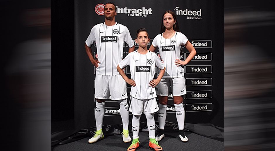 
                <strong>Eintracht Frankfurt</strong><br>
                Pokalfinalist Eintracht Frankfurt startet unter dem Motto "Hol es dir Schwarz auf Weiss" in die Saison 2017/18. Das Heimtrikot der Hessen ist elegant in schwarz-weiß gehalten, im Nadelstreifen-Design mit gesticktem Adler-Logo. Die Initialen "SGE" sind im Nackenbereich versehen. Passend zur farblichen Gestaltung, ist auch das Logo des neuen Hauptsponsors "Indeed" in Schwarz-Weiß gehalten. Indeed ist ein amerikanisches Online-Portal, dass bei der Jobsuche behilflich ist. Indeed ersetzt damit "Krombacher" und soll laut dem "kicker" 6,3 Millionen Euro im Jahr an die Eintracht zahlen. Der Sponsorenvertrag läuft über drei Jahre.
              