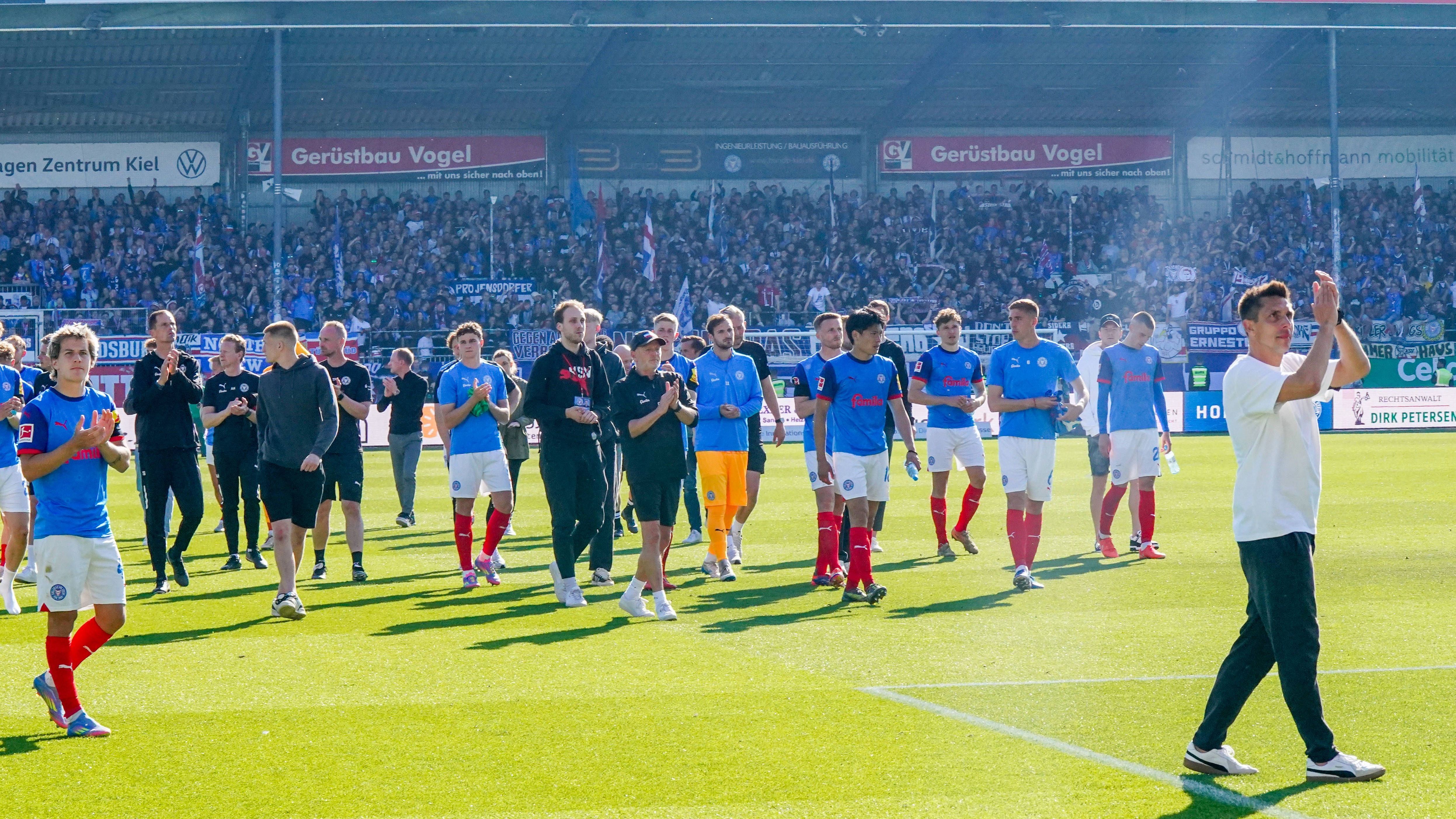 <strong>Absteiger: Holstein Kiel (Deutschland)</strong><br>Auch Holstein Kiel muss den Weg in die Zweitklassigkeit antreten. Wie der VfL konnte auch der Verein aus dem Norden nur 25 Zähler einfahren. Zu wenig, um die Klasse zu halten. Zudem stellt die Mannschaft von Marcel Rapp die mit Abstand schlechteste Defensive der Liga (80 Gegentore). Für die Störche reichte es nur zu einem Jahr Bundesliga.