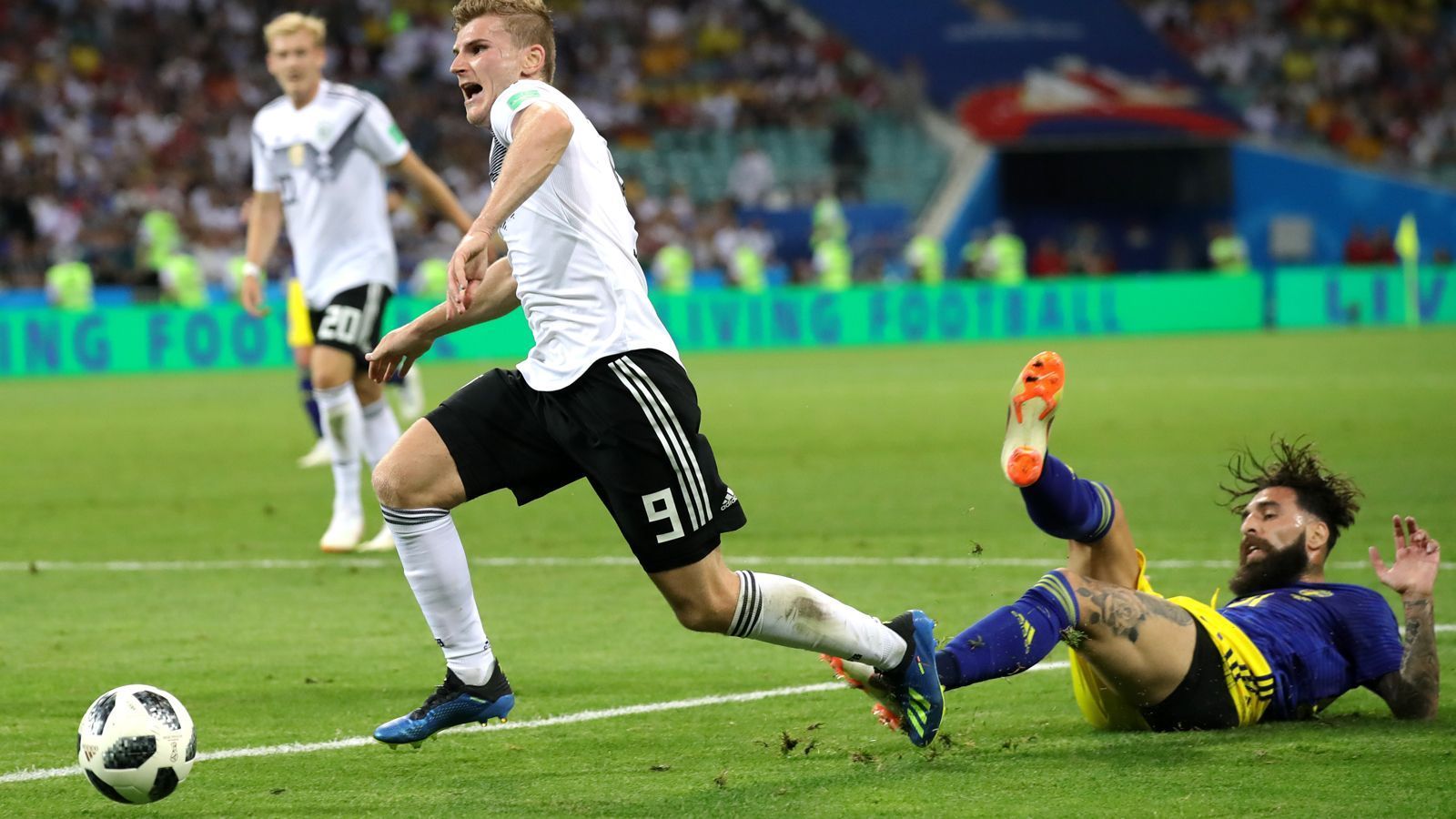 
                <strong>Linksaußen: Timo Werner</strong><br>
                Schon im Zentrum zeigte Werner starke Laufwege in die Tiefe und schaffte Räume für seine Nebenleute. Nur mit dem Kreieren eigener Großchancen wollte es nicht so richtig klappen. Nach der Versetzung auf den linken Flügel im Schweden-Spiel ist klar: Auf dieser Position kann er dem Deutschen Spiel mit seiner Explosivität und Stärke im Eins-gegen-Eins am besten helfen. Stand jetzt.
              