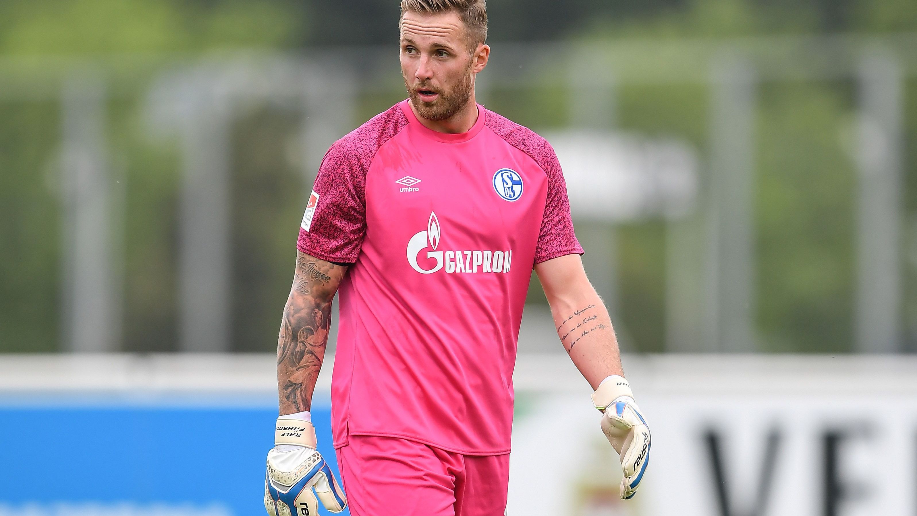 <strong>Ralf Fährmann</strong><br>Vor 2020 bereits viele Jahre als Nummer eins etabliert gewesen. 2017/2018 war auch die letzte Saison, in der Schalke nur einen klaren Keeper durchgehend hat - Ralf Fährmann. Das ist acht Jahre her. Seitdem:<br><strong>Saison 2019/2020:</strong> verliehen<br><strong>Saison 2020/2021:</strong> 25 Spiele<br><strong>Saison 2021/2022:</strong> acht Spiele<br><strong>Saison 2022/2023:</strong> zwölf Spiele<br><strong>Saison 2023/2024:</strong> zehn Spiele<br><strong>Saison 2024/2025:</strong> suspendiert