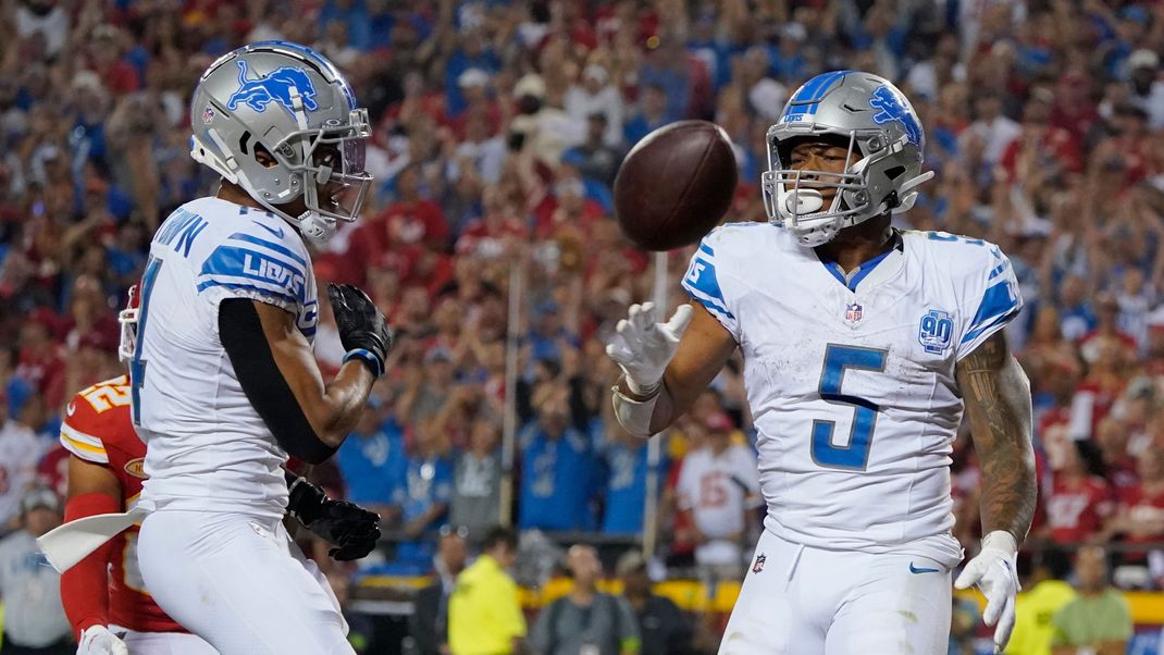 Detroit Lions Running Back David Montgomery (5) wird von Wide Receiver Amon-Ra St. Brown beglückwünscht
