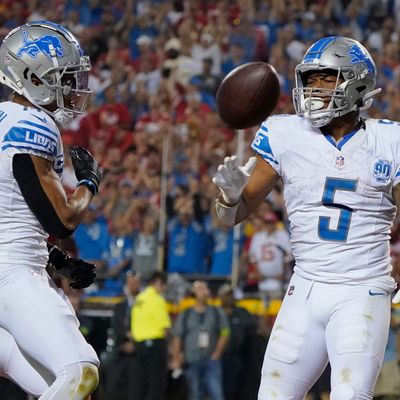 Detroit Lions Running Back David Montgomery (5) wird von Wide Receiver Amon-Ra St. Brown beglückwünscht