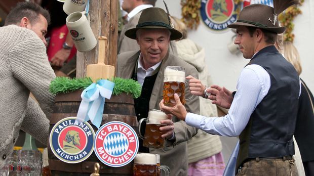 
                <strong>FC Bayern auf der Wiesn 2016</strong><br>
                Am Tag nach dem enttäuschenden 1:1-Unentschieden in der Bundesliga gegen den 1. FC Köln ging es für Tabellenführer Bayern München aufs Münchner Oktoberfest. ran.de zeigt die besten Bilder der FCB-Stars auf der Wiesn 2016.
              