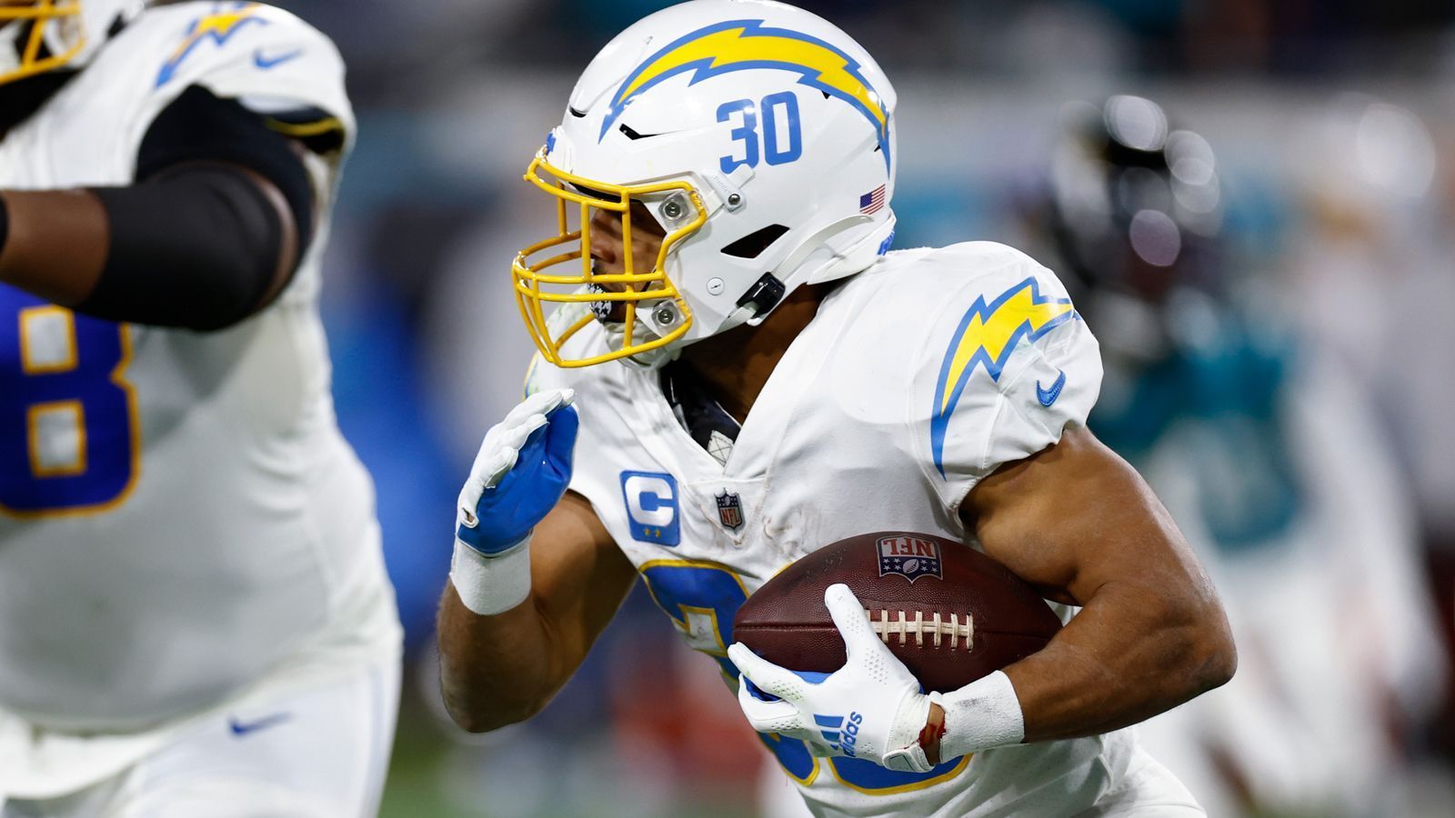 
                <strong>12. Los Angeles Chargers</strong><br>
                Ähnlich wie Henry (Titans) und Chubb (Browns) haben die Chargers hinter Austin Ekeler wenig zu bieten. Doch wir schätzen Joshua Kelley und Isaiah Spiller als bessere Backups ein, daher sind die Chargers höher platziert. Und lange war auch unklar, ob Ekeler bleibt. Zum Glück aus Sicht der Chargers-Fans tut er das. Denn Ekeler ist eine Allrounder-Waffe für jede Offense.RB1: Ekeler, Austin - RB2: Kelley, Joshua - RB3: Spiller, IsaiahWeitere RBs: Rountree III, Larry - Dotson, Elijah - Hoosman, Tyler
              