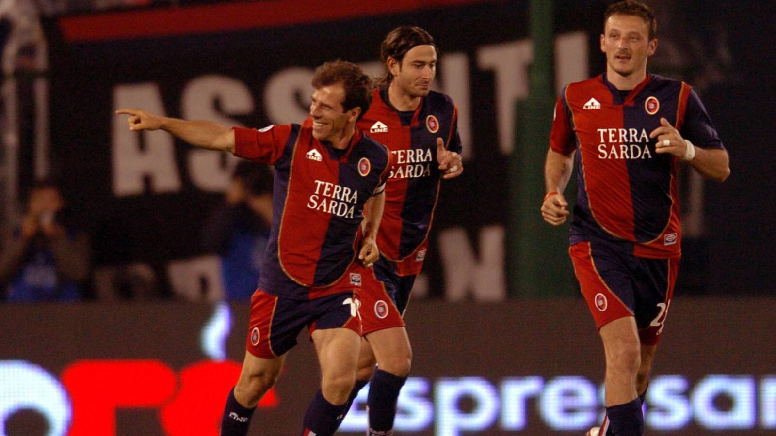 
                <strong>Platz 8: Gianfranco Zola</strong><br>
                Verein: Cagliari CalcioAlter: 38 Jahre, 10 Monate und 24 Tage
              