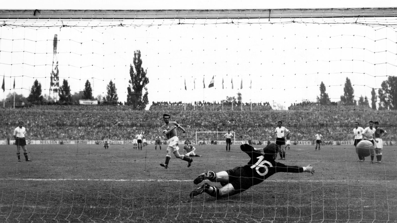 <strong>WM 1954: Deutschland lässt sich von Österreich nicht aufhalten</strong><br>Im Halbfinale der WM 1954 trafen Deutschland und Österreich aufeinander, der spätere Weltmeister ließ dem ÖFB-Team beim 6:1-Sieg keine Chance. Auf dem Foto erzielt Fritz Walter das zwischenzeitliche 5:1 für die DFB-Mannschaft per Elfmeter. 
