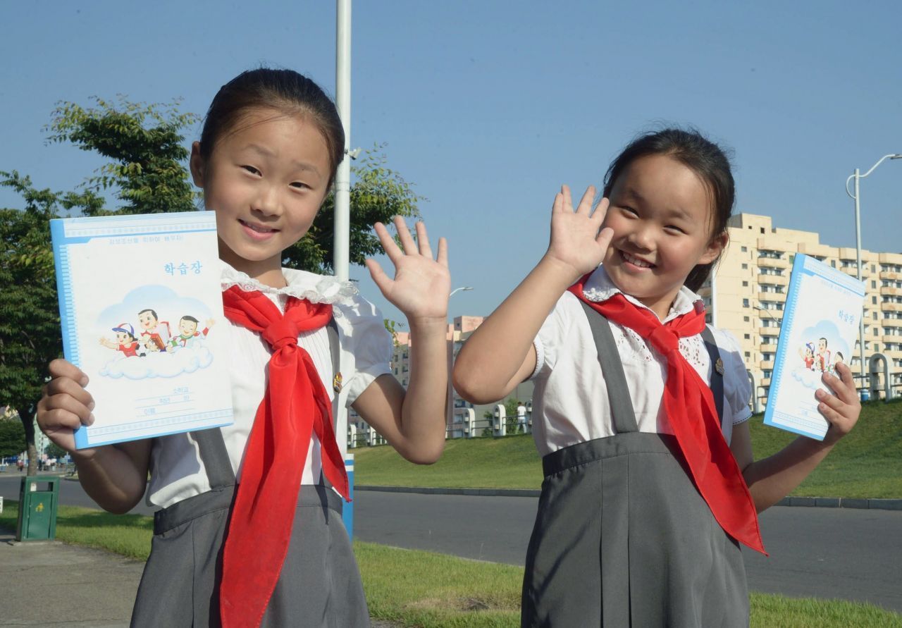 Einheitlichkeit ist in Nordkorea sehr wichtig. Die Kinder tragen Schuluniform. Auf diesem gestellten Bild posieren zwei Grundschülerinnen mit Schulbüchern.