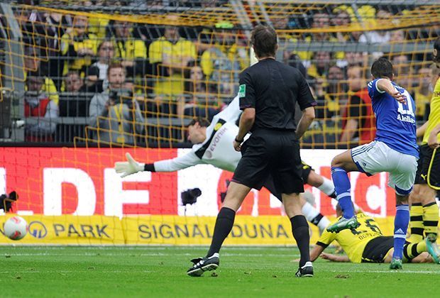 
                <strong>Zahl zum Revier-Derby: 11</strong><br>
                Von den 42 Auswärtsspielen, die Schalke in Dortmund absolviert, gewinnt Königsblau elf. Der letzte Auswärtssieg geht auf den 8. Spieltag 2012/13 zurück. Damals siegt S04 mit 2:1 im Signal Iduna Park.
              
