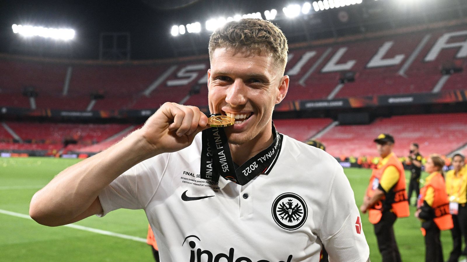 
                <strong>Pressestimmen zum Europa-League-Sieg von Eintracht Frankfurt</strong><br>
                BBC: "Die Rangers mussten in ihrem fünften europäischen Finale eine schmerzhafte Niederlage im Elfmeterschießen hinnehmen, da Eintracht Frankfurt in einem packenden Entscheidungsspiel der Europa League triumphierte."
              