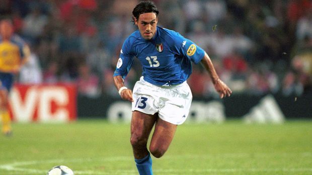 
                <strong>Alessandro Nesta (Italien)</strong><br>
                Alessandro Nesta (Italien): Nur neun Spiele bestritt der frühere Verteidiger für die U21-Nationalmannschaft Italiens und wurde 1996 Europameister. Damit ebnete sich der Verteidiger selbst den Weg zu einer großen Karriere. Er wurde später Weltmeister 2006 und gewann mit Milan zwei Mal die Champions League. Nach seiner Zeit in Mailand ließ Nesta seine Laufbahn in Kanada und Indien ausklingen. Aktuell ist der 40-Jährige Trainer von Miami FC.
              