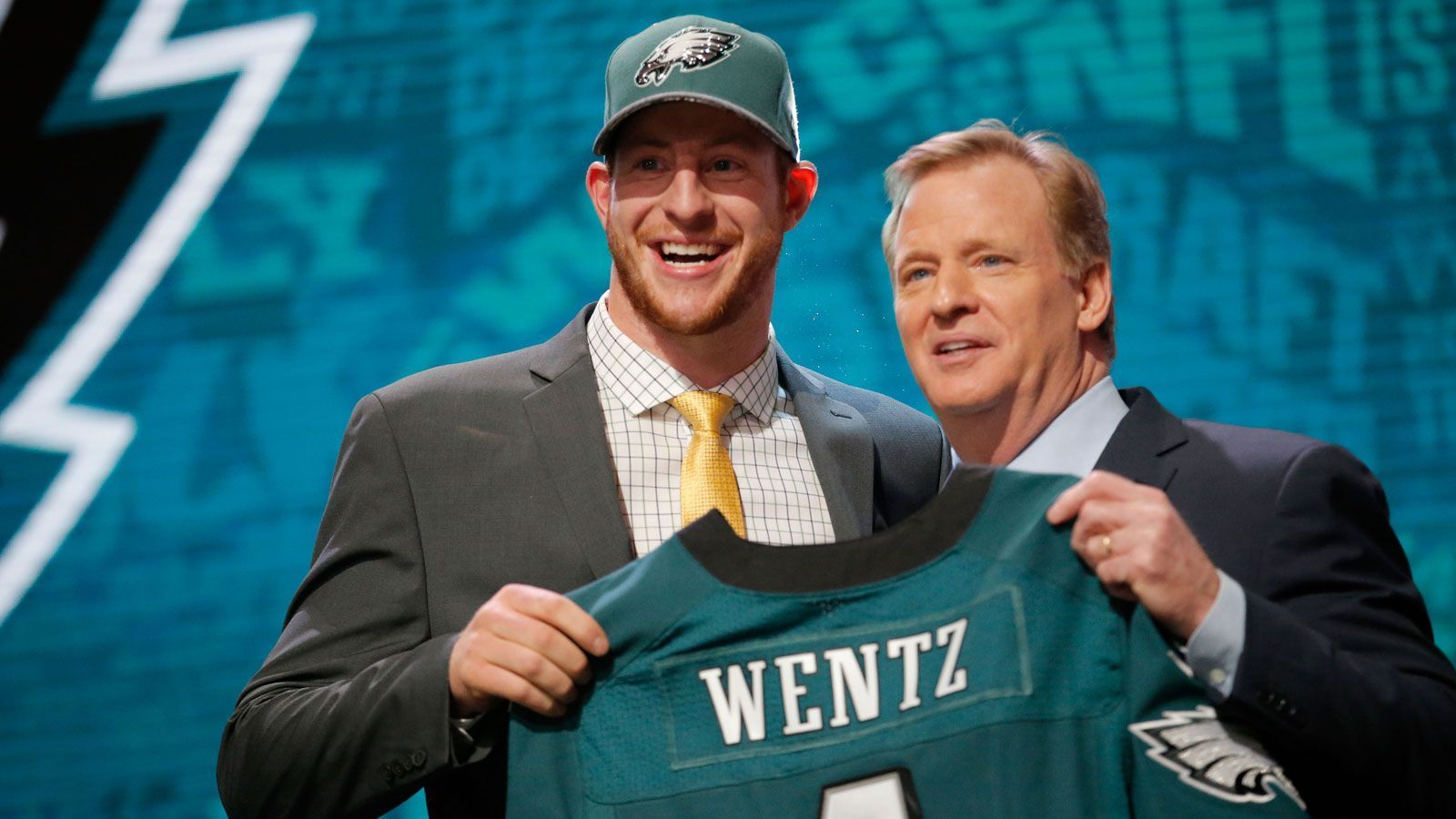 
                <strong>Draft 2016: So kamen die Eagles an Carson Wentz</strong><br>
                Im Jahr 2016 sicherten sich die Philadelphia Eagles in einem komplexen Tauschgeschäft mit den Miami Dolphins und den Cleveland Browns die Rechte am zweiten Pick des Drafts. Die Wahl fiel letztendlich auf Quarterback Carson Wentz, der die Eagles nun in Richtung Indianapolis verlässt. Um Wentz seinerzeit zu bekommen, musste der Super-Bowl-Sieger von 2018 aber einiges an Draft-Kapital hergeben. Insgesamt sechs Picks wanderten zur Konkurrenz – fünf davon an die Browns und einer an die Dolphins, die zusätzlich noch Linebacker Kiko Alonso und den ehemaligen Cornerback Byron Maxwell erhielten.
              